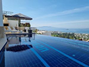 The swimming pool at or close to Bodrum eaSon Villa & House 350m2 Full Sea View with Private Infinity Pool Még 37 kép