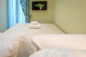 sypialnia z łóżkiem i dwoma ręcznikami na nim w obiekcie Corfu Breeze Suite w mieście Corfu International Airport I Kapodistrias +17 zdjęć