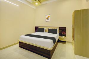 a bedroom with a large bed in a room at Hotel O Neelkanth in Jaipur