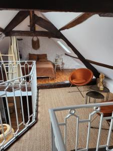 a living room with a couch and a table at Charmante, maison de village, plage à proximité in Saint-Suliac