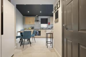 a kitchen and dining room with a table and chairs at Extended Stays Welcome - Sleeps 11 - FREE Parking - Hosted by HG Horizon Properties in Doncaster +28 photos