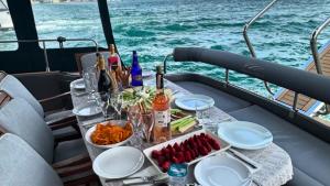 伊斯坦布尔Nova Yachting的船上的一张桌子上放着一盘食物和饮料
