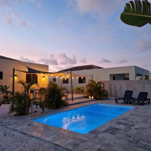 een villa met zwembad voor een huis bij Villa Cabana Mambo Beach in Willemstad