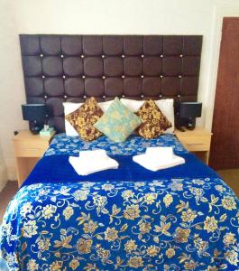 ロンドンにあるメトロ スターのベッド(青い掛け布団、枕付)