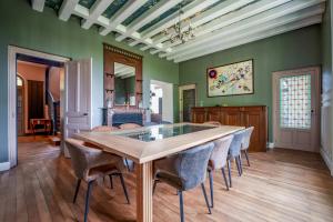 a dining room with a table and chairs at Maison 10 personnes 4 ch Bourgueil #vignobles in Bourgueil