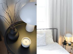 Un dormitorio con una mesa con una vela y una cama en Klimatyczny apartament 3-pokojowy, en Olsztyn 10 fotos más