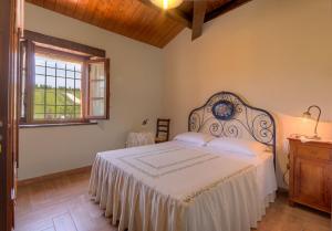 Schlafzimmer mit einem Bett und einem Fenster in der Unterkunft Azienda Agrituristica Le Bucoliche in Osimo