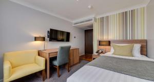 Una habitación de hotel con una cama, un escritorio y una silla. en Best Western Mornington Hotel Hyde Park, en Londres 56 fotos más
