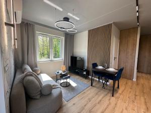una sala de estar con un sofá y una mesa en Enduro Spot - Apartament pod Kozią Górą, en Bielsko-Biala