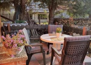 a patio with a table and chairs and a fence at Ferienhaus Petra in Elbingerode