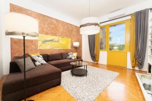 Posezení v ubytování Artistic luxury flat with Colosseum view