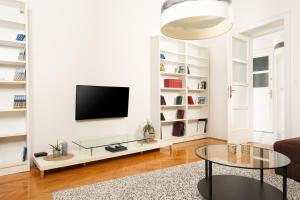 TV a/nebo společenská místnost v ubytování Artistic luxury flat with Colosseum view