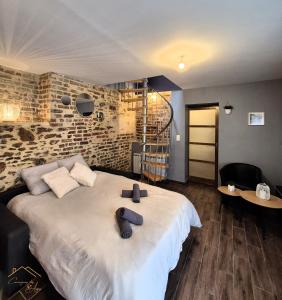 a bedroom with a large bed with two towels on it at Maison cosy avec jardin privé proche gare in Le Mans