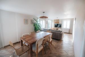 a living room with a wooden table and chairs at Hemmes Kiteland Beach House in Marck