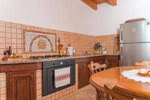 Η κουζίνα ή μικρή κουζίνα στο Il Giardino di Bruna Alghero +10 φωτογραφίες