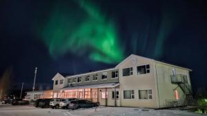 Un edificio con l'aurora boreale nel cielo di Hótel Laugarvatn a Laugarvatn
