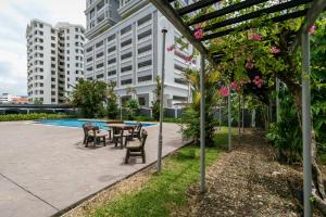 eine Terrasse mit einem Tisch und Stühlen neben einem Gebäude in der Unterkunft 3-Bedroom Stay at Macalister Road & Georgetown, Noble Villa Penang in George Town