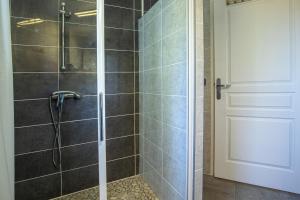 a bathroom with a shower with a glass door at Appartement 6 Personnes Soustons in Soustons +16 photos