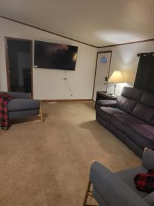 ein Wohnzimmer mit Couch und Flachbildfernseher in der Unterkunft Samburg get a Way in Hornbeak