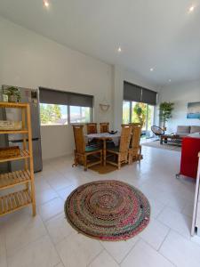 Kuchyň nebo kuchyňský kout v ubytování Spacious Beach House Theologos
