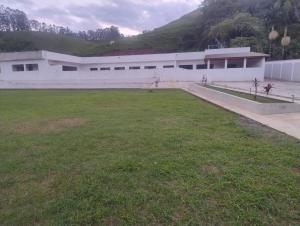 モンテイロ・ロバートにあるCasa de Campo e Eventos Villa Chico Diasの白い建物