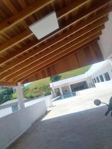モンテイロ・ロバートにあるCasa de Campo e Eventos Villa Chico Diasの木製天井の建物の景色