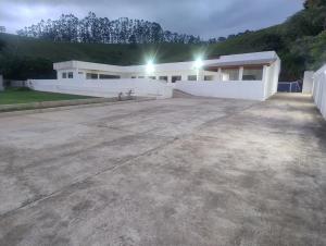 モンテイロ・ロバートにあるCasa de Campo e Eventos Villa Chico Diasの車道の上に2つの照明がある家