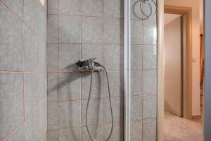 MarathiasにあるFiore Levante Villasの浴室のホース付きシャワー +92枚の写真