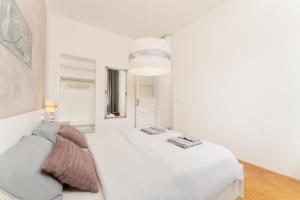 Postel nebo postele na pokoji v ubytování Artistic luxury flat with Colosseum view