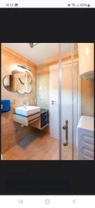 a bathroom with a sink and a mirror at Апартаменты Бечичи in Kravlja