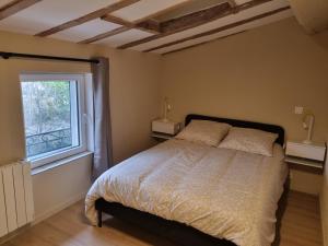 un dormitorio con una cama y una ventana en La maison du quai, en LʼIsle-sur-la-Sorgue