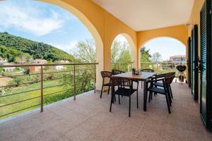 a patio with a table and chairs on a balcony at Giannis Holiday House 2 in Vitalades