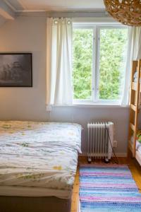 Letto o letti in una camera di Swedish cottage in the Woods on Sollerön island