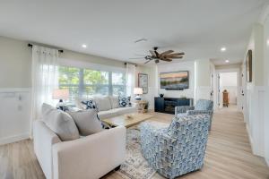 Posezení v ubytování Come Sail A Bay, canal front with dock, 3 beds and 3 baths, single level
