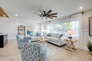 Posezení v ubytování Come Sail A Bay, canal front with dock, 3 beds and 3 baths, single level