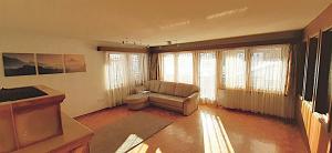 FREE cable car & bus in the summer Haus L'oree的休息区