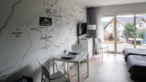 une chambre avec une fresque murale représentant une carte dans l'établissement Apartamenty Czarna Góra Resort - Livigno 1 i 2, à Sienna