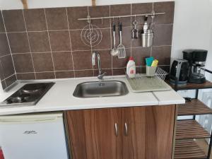 Kuchyňa alebo kuchynka v ubytovaní Small apartment (studio) in town with sea view