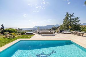 una piscina en el patio trasero de una casa en REF 2165- Mandelieu La Napoule- Sea view Villa for rent, en Mandelieu-la-Napoule