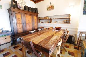Η κουζίνα ή μικρή κουζίνα στο Bohemian holiday home with lake view