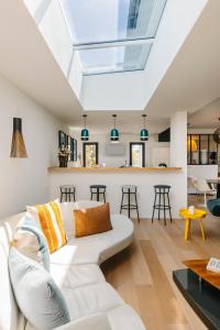 sala de estar con sofá blanco y tragaluz en Amore - High standing contemporay villa, en Biarritz 13 fotos más