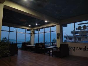 Istumisnurk majutusasutuses Jay sambhoo pumdikot lodge restaurant and cafe
