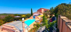 Πισίνα στο ή κοντά στο Villa Floralys