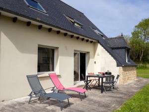 a group of chairs and a table on a patio at Maison De Charlie 4 personnes in Trégastel