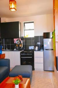 une cuisine avec une cuisinière et un réfrigérateur dans l'établissement IMELA APARTMENT opposite ku referral, à Gatunga