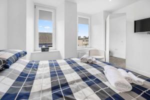 Ένα ή περισσότερα κρεβάτια σε δωμάτιο στο Modern & Central 1BR Flat with Sky TV