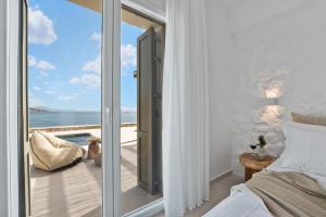 Ένα ή περισσότερα κρεβάτια σε δωμάτιο στο Roos Villas Naxos +63 φωτογραφίες