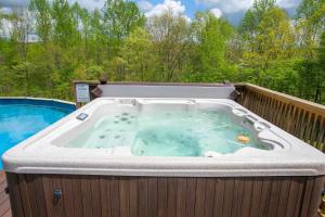 Fotografie z fotogalerie ubytování Secluded 18-Acres with Pool Hot Tub Pool Table v destinaci Fairview