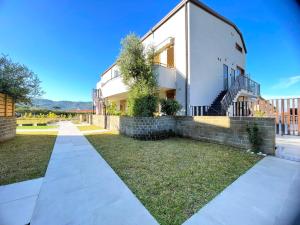 ein weißes Haus mit einem Gehweg davor in der Unterkunft EDRI Punta Tresino a Castellabate in Santa Maria di Castellabate