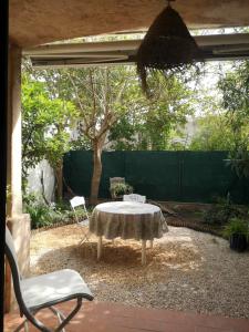 eine Terrasse mit einem Tisch und einem Stuhl in der Unterkunft Grand studio avec jardin à Saint-Aygulf in Fréjus